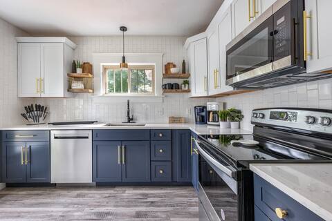 The Akron Retreat | Modern 3-Bedroom Oasis