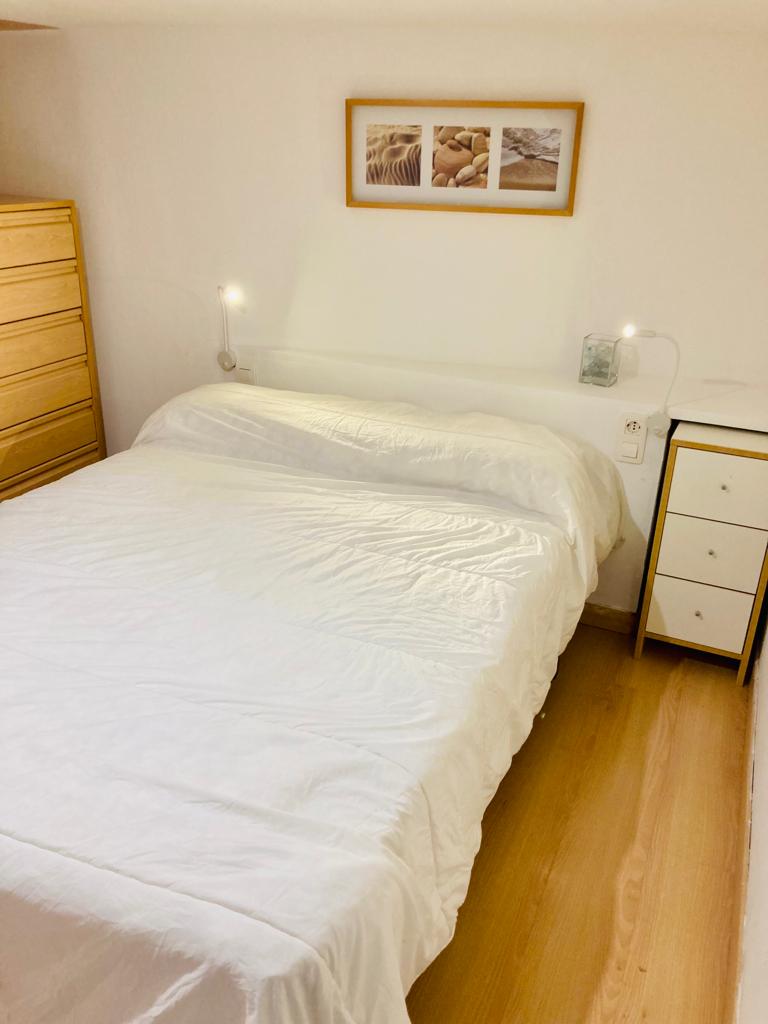 带步入式衣柜的卧室