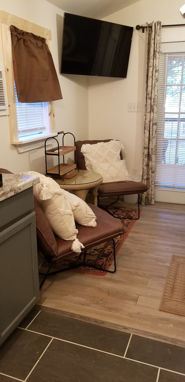 Cozy Cottage - Tiny House - Private Porch - Huntsville, AL