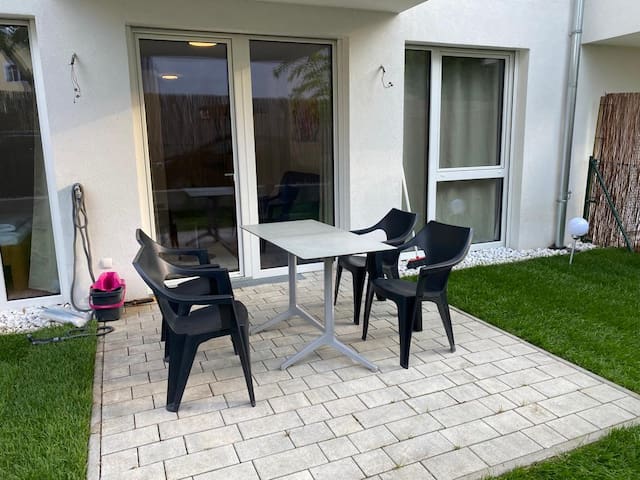 Modern apartment with garden near city center