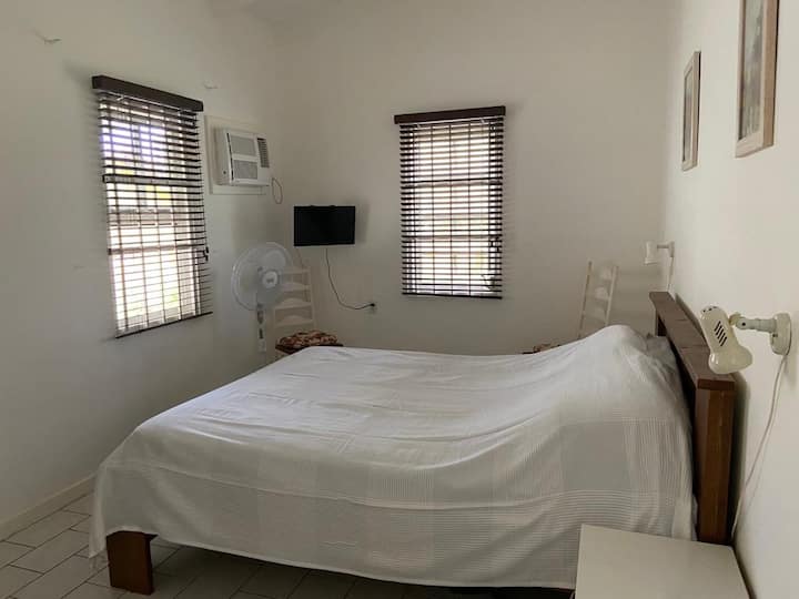 La chambre double et la climatisation si vous le souhaitez.
Avec les fenêtres ouvertes, les oiseaux sont le réveil !