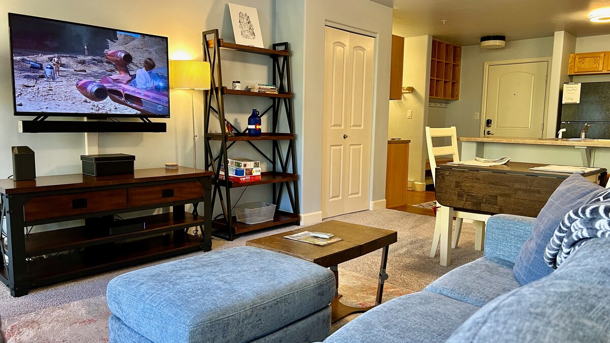 Top Airbnb: Relaxing 1 Bedroom Condo with A/C, Pool & Hot Tubs in Steamboat Springs
