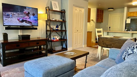 Top Airbnb: Relaxing 1 Bedroom Condo with A/C, Pool & Hot Tubs in Steamboat Springs