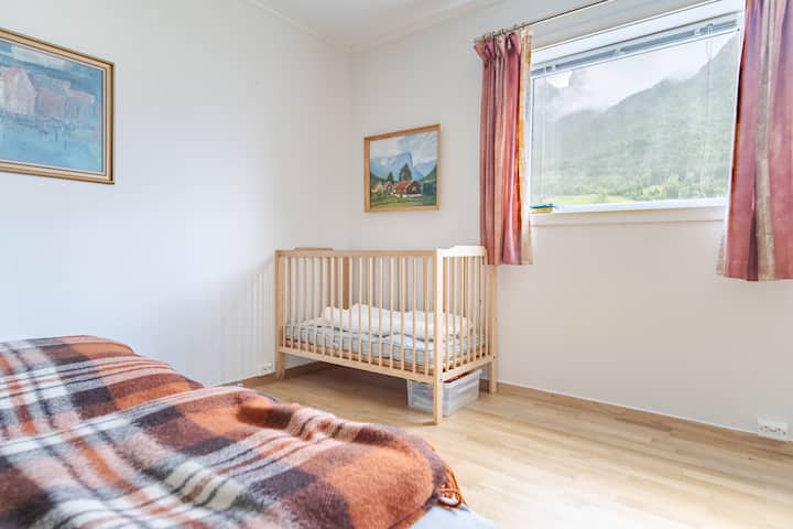 Soverom 5, nedre etasje. Dobbeltseng og barneseng.