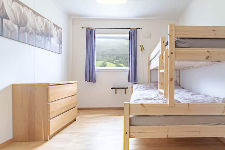 Soverom 4, nedre etasje. Det lilla rommet, med en familieøy.