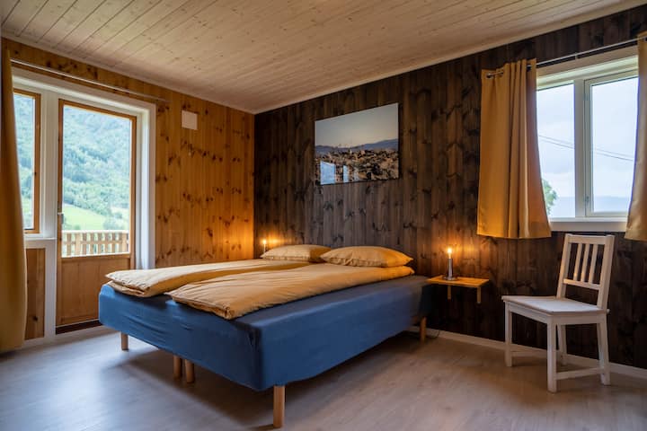 Soverom 1,  1. etg. Dobbeltseng og egen balkong.