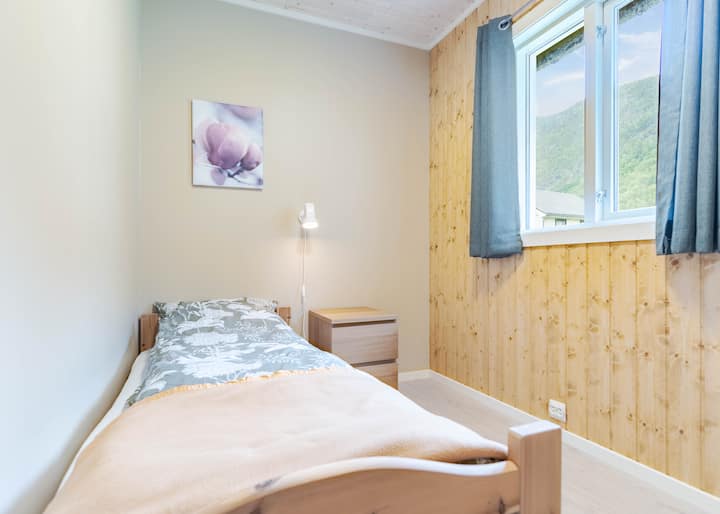 Soverom 2, oppe., det gule rommet, enkeltseng.