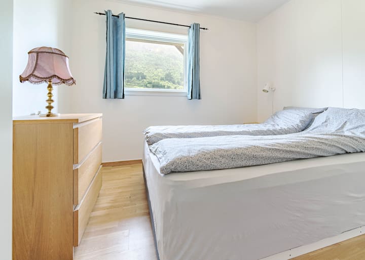 Soverom 3, underetg. Det blå rommet, med dobbeltseng.