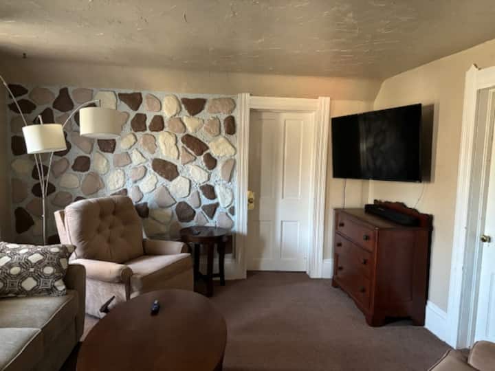 21 Miles From Downtown Cleveland - Chagrin Falls, OH