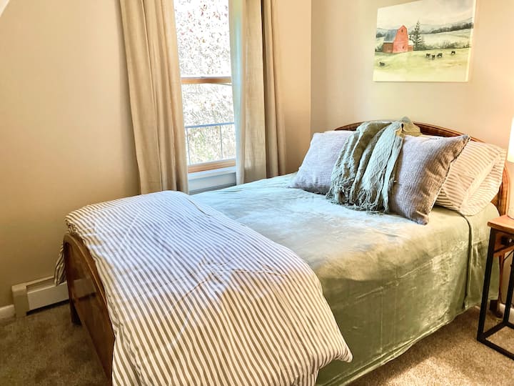 ห้องนอนรองมีเตียงใหญ่และตู้เสื้อผ้า 