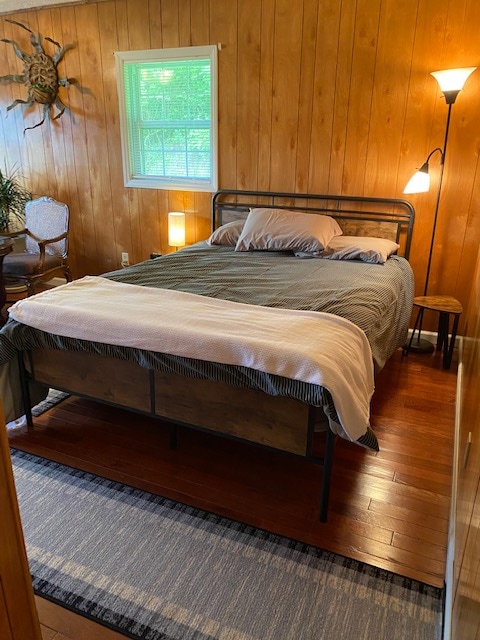 Cama tamaño queen y un futón para dormir