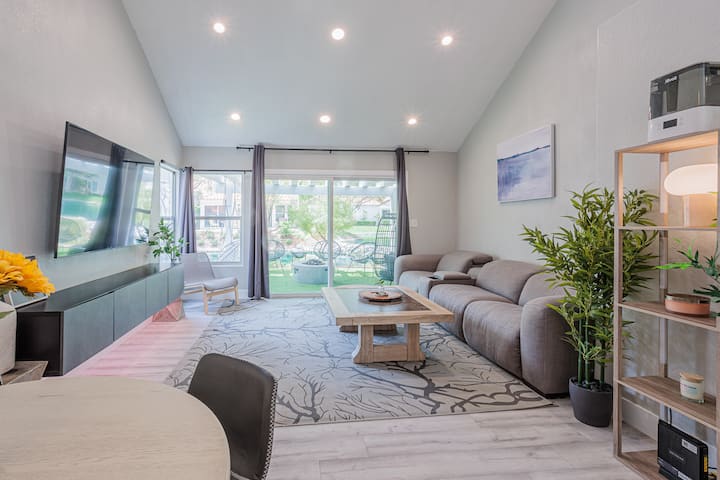 Waterfront Townhouse W/ Pond & Fire Pit U015 - Las Vegas, NV