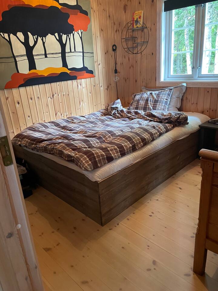 Uno de los dos dormitorios con cama de 150 cm