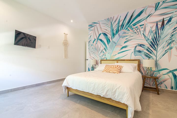 2nd guest bedroom with 32" inch HDTV and closet.