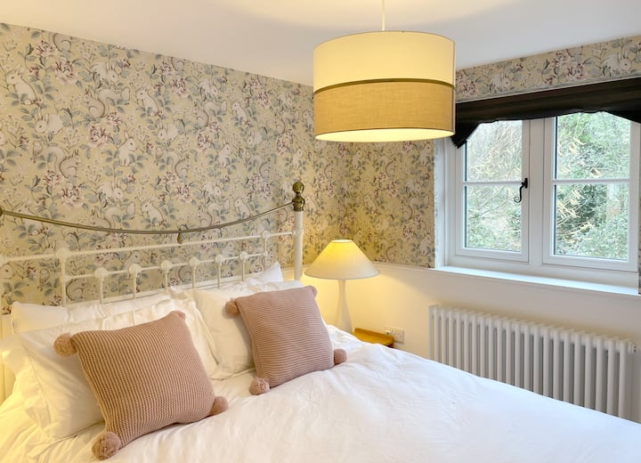 חדר שינה אלגנטי בגודל קינג סייז המשקיף על הגינה