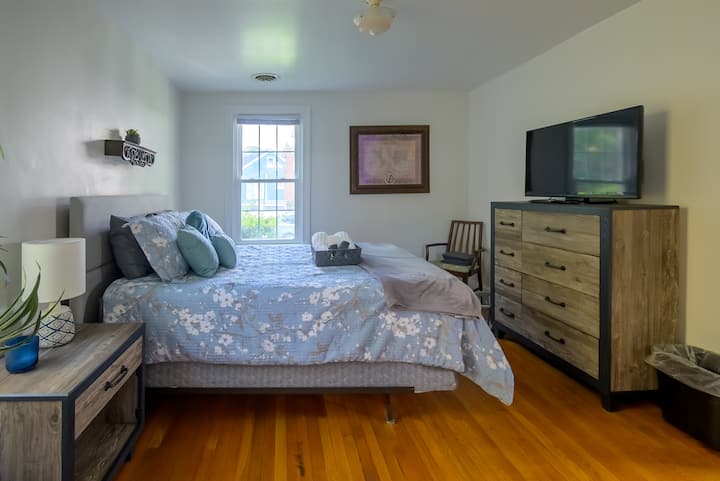 חלל שליו עם תאורה רכה ונעימה, טלוויזיה Roku ושידה גדולה של מגירות לחפצים שלכם. החדר הזה מתחבר לחדר רחצה נוח של ג'ק וג'יל כדי להוסיף פרטיות.
