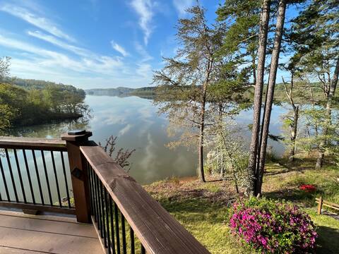 Peaceful 4 bedroom Lakehouse with no neighbors