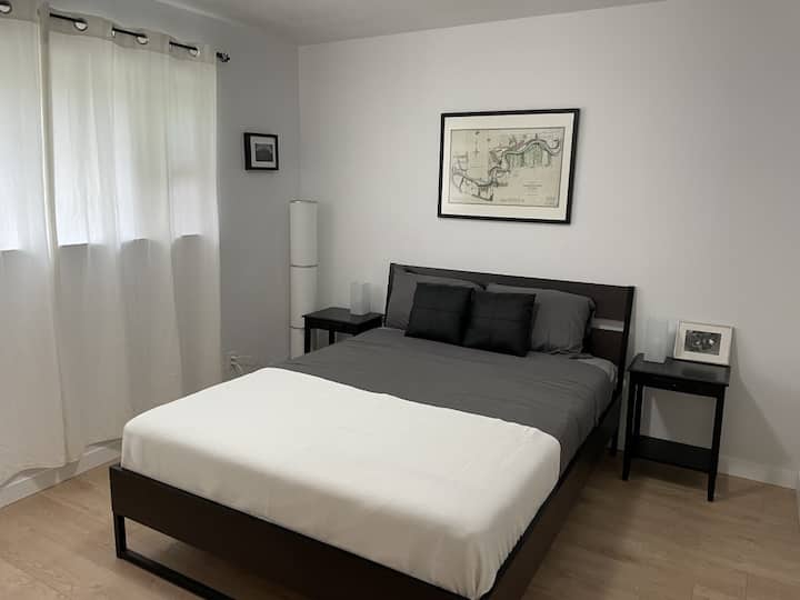Treća spavaća soba s bračnim krevetom (150 – 179 cm) i modernim metalnim okvirom u ovom udobnom smještaju s 3 spavaće sobe u središtu Edmontona. Pješice do četvrti Old Strathcona i doline rijeke