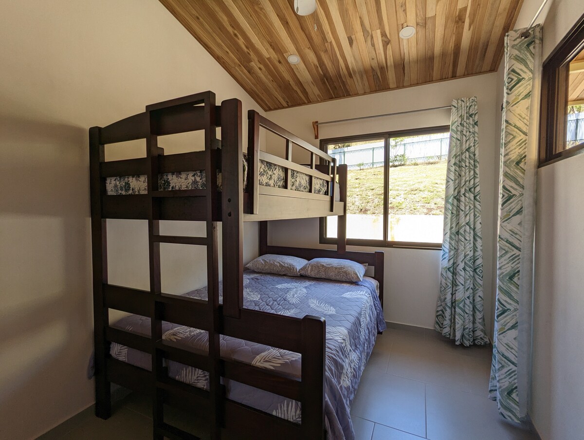 ห้องนอน 3 พร้อมเตียงแฝดและเตียงใหญ่