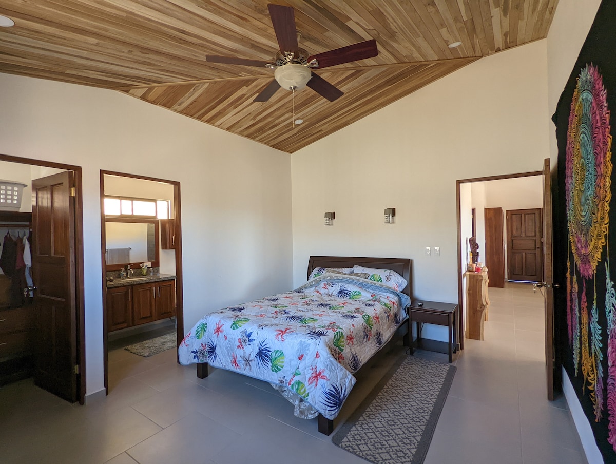 เตียงใหญ่พร้อมเตียงควีนไซส์ตู้เสื้อผ้าและห้องสวีทในตัว