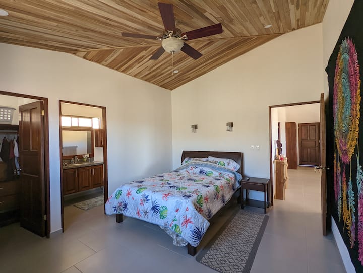 Krevat master me krevat dopio "Queen", dollap dhe suitë