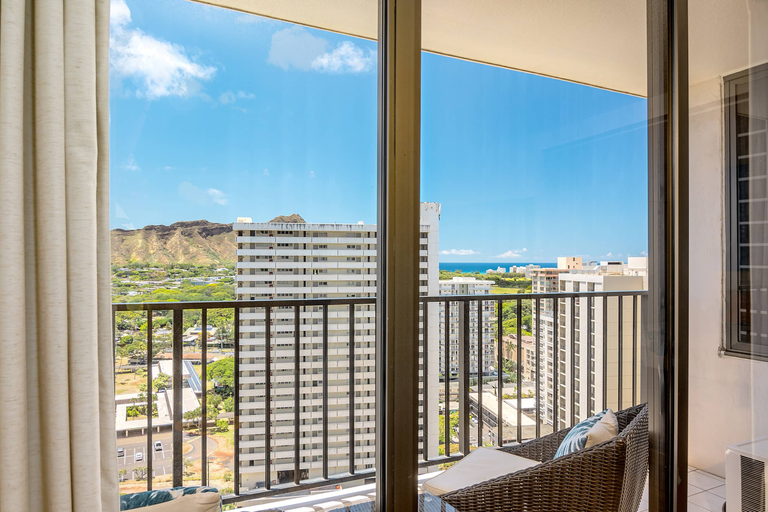 Condo in Honolulu · ★4.91 · 1 bedroom · 3 beds · 1 private bath - Image 29