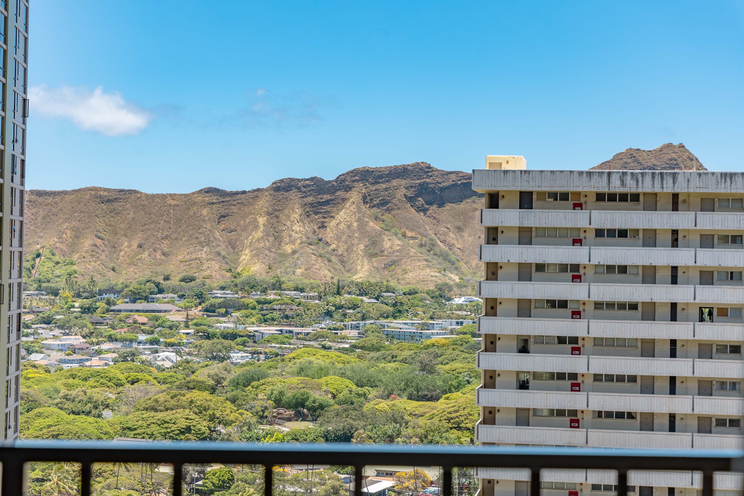 Condo in Honolulu · ★4.91 · 1 bedroom · 3 beds · 1 private bath - Image 17