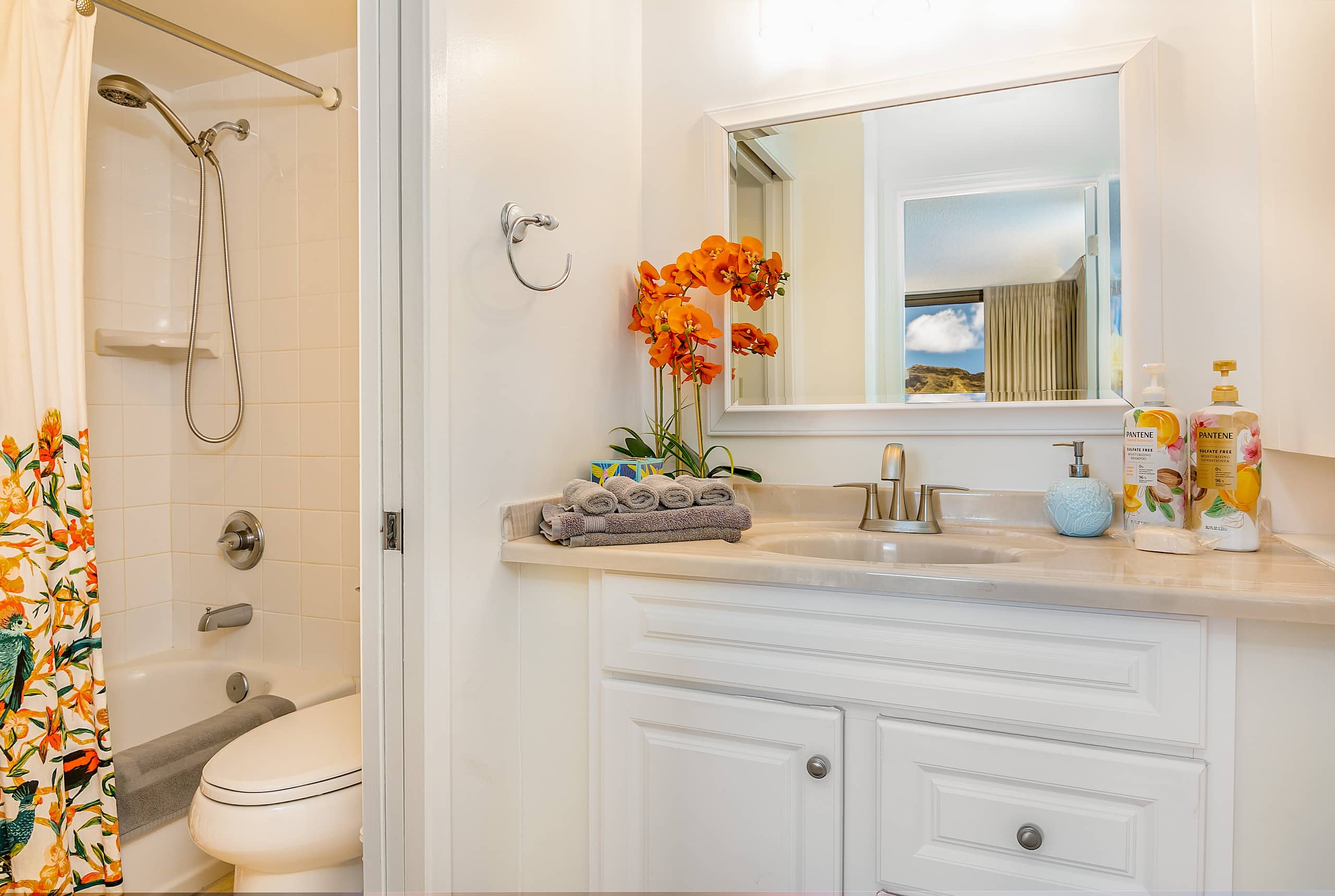 Condo in Honolulu · ★4.91 · 1 bedroom · 3 beds · 1 private bath - Image 6