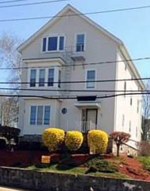 Lovely third floor 2 bedroom unit with scenic view