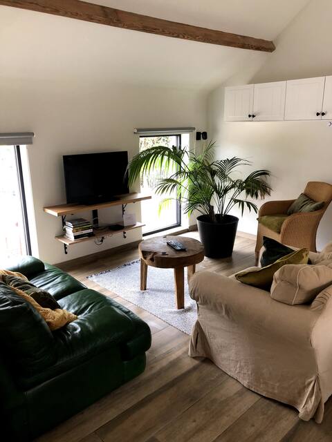 Successful Airbnb property: Cozy Tiny House with private parking ! in Oost Vlaanderen