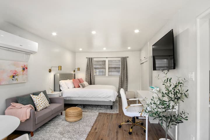 Modern Comfort In A Charming Cottage - Modesto