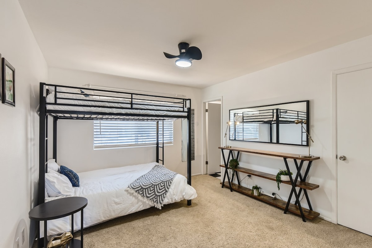 Camas de tamaño completo con colchones de espuma viscoelástica, mucha iluminación, espejo de tocador grande, vestidor y 3/4 baños adjuntos. 