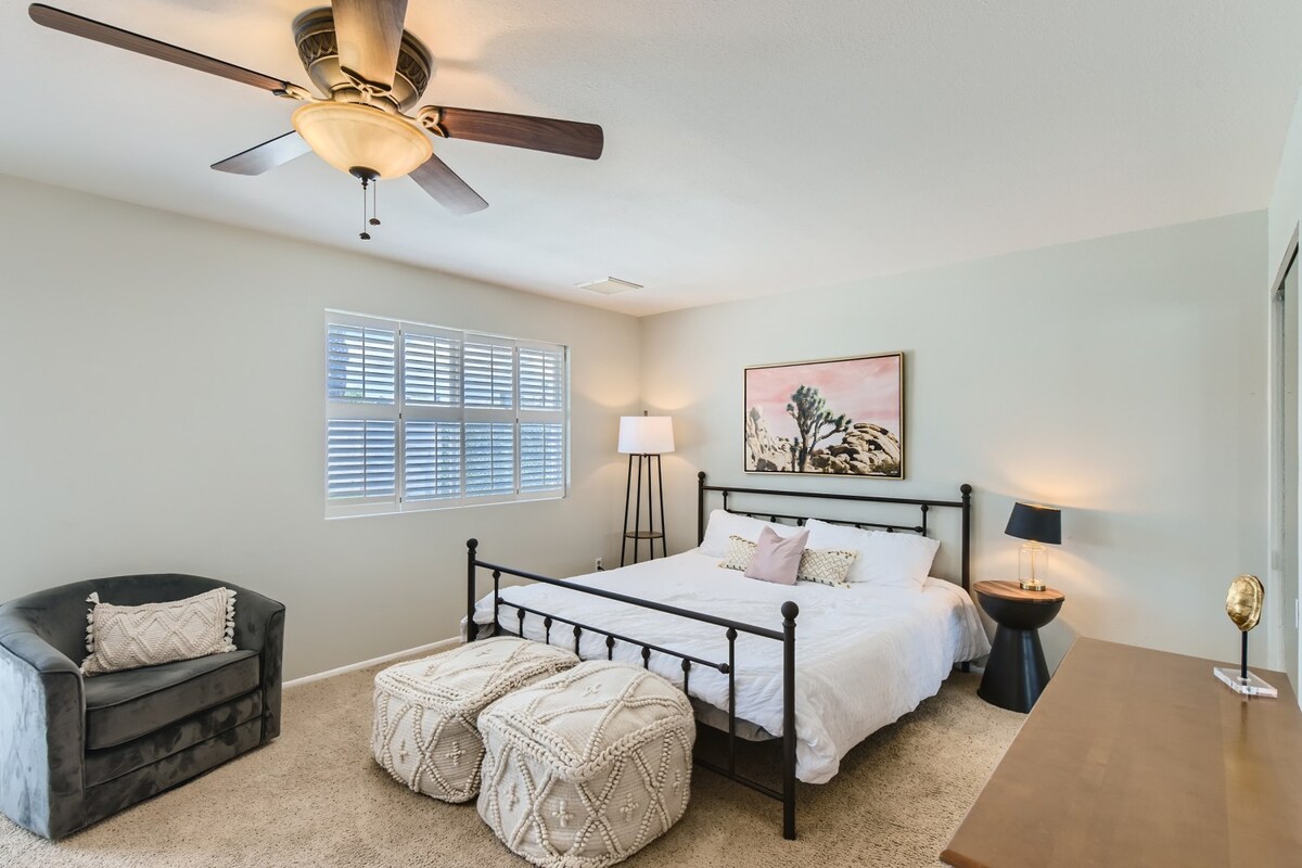 Dormitorio 1 con cama tamaño king (colchón de espuma viscoelástica) y baño.