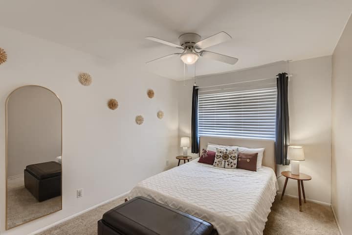 ห้องนอนน่ารักเบาและสว่างสุดๆพร้อมที่นอนเมมโมรี่โฟมขนาดควีนไซส์ (ไม่มีห้องน้ำในตัว) 