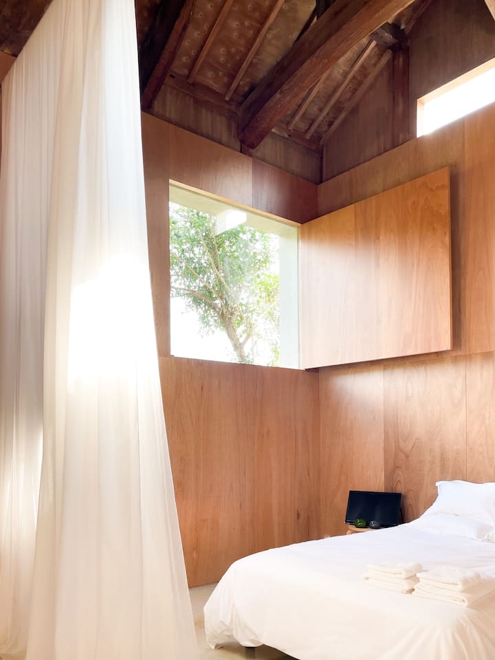 Tweepersoonsbed en prachtig uitzicht in de ochtend op Mt.Kosho