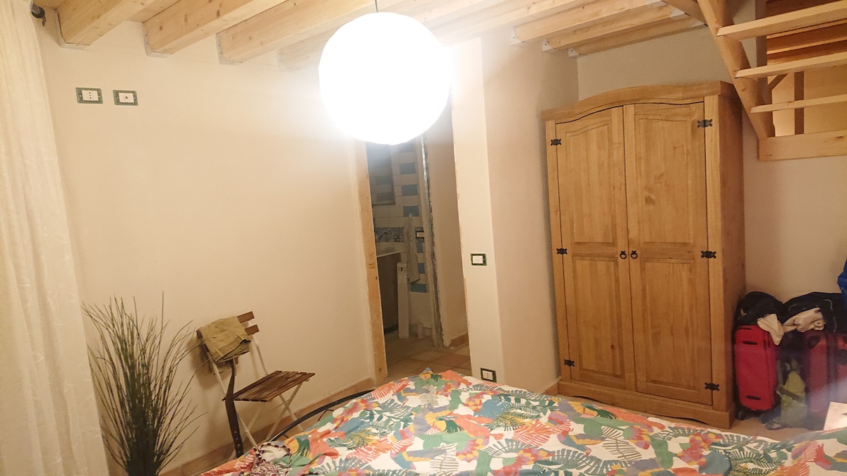 Спална соба 1 на приземје со 1,40 дупли кревет. 