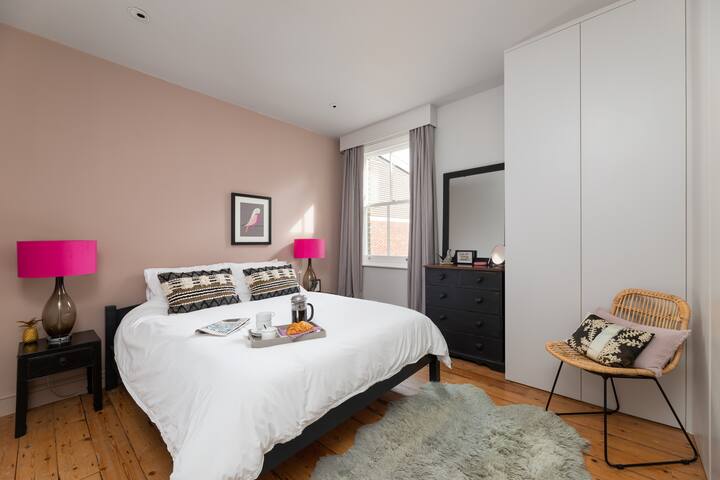 Spacious 4 dbl bedroom London home – sleeps 8 gallery image 3