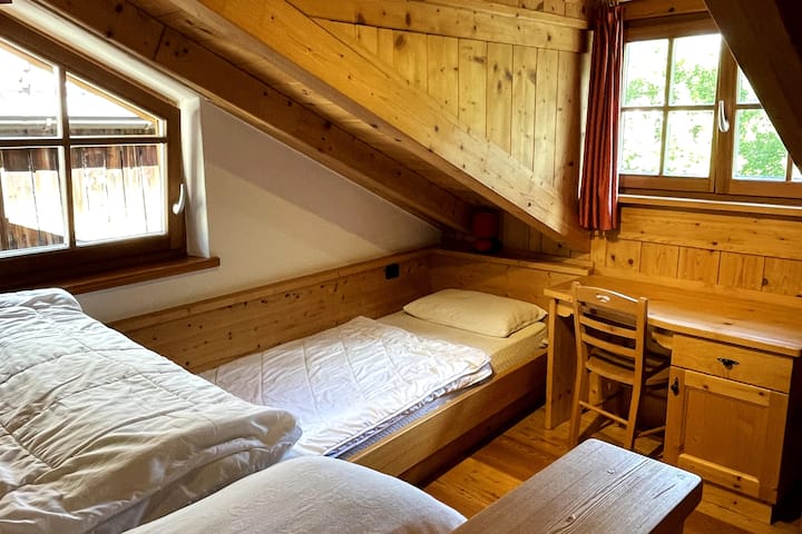 chambre avec 3 lits simples