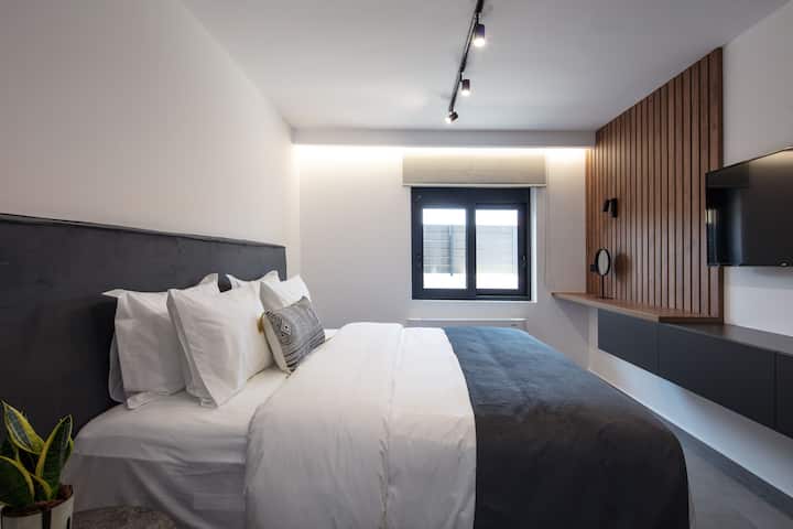 تقع غرفتا النوم في الطابق الأرضي.