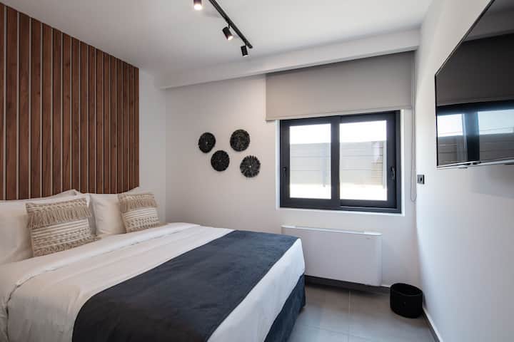 تحتوي غرفة النوم الثانية على سرير 1,60 × 2,00 وتلفزيون ذكي 40بوصة.