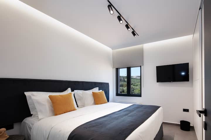 يقدم أحدهم سريرًا بحجم 1,60 × 2,00 وتلفزيون ذكي 43بوصة وإمكانية الوصول إلى الشرفة الرئيسية. 