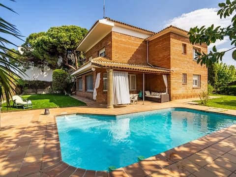 Magnificent Residence Next to the Sea