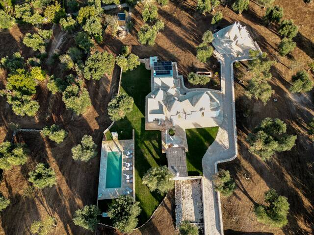 Magnifique ensemble de trulli avec piscine gallery image 5