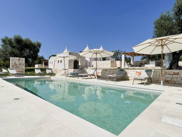 Magnifique ensemble de trulli avec piscine gallery image 4