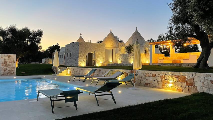Magnifique ensemble de trulli avec piscine gallery image 2