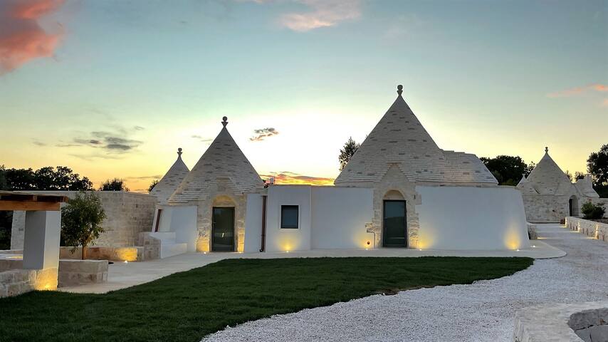 Magnifique ensemble de trulli avec piscine gallery image 3