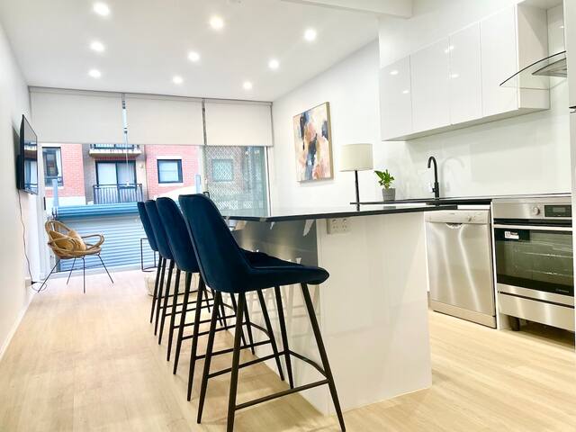 Style meets comfort in this inner-city home gallery image 3