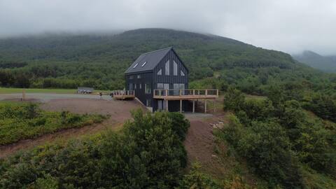 Stunning Nordic Cottage on Lake with Ocean Views