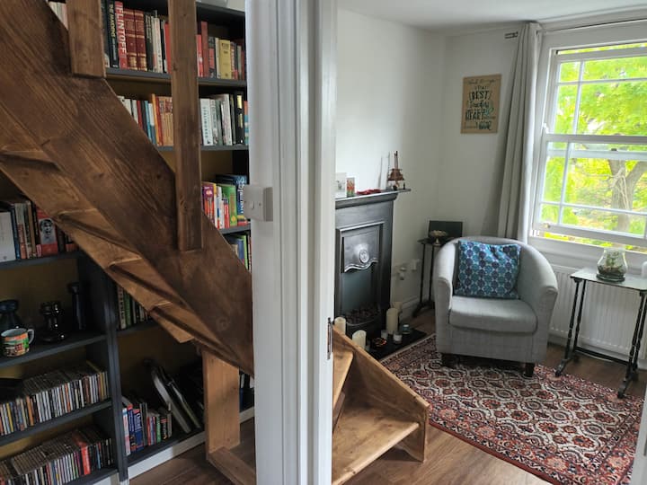 Lovely, quirky one bed flat in West London Condominiums for Rent in