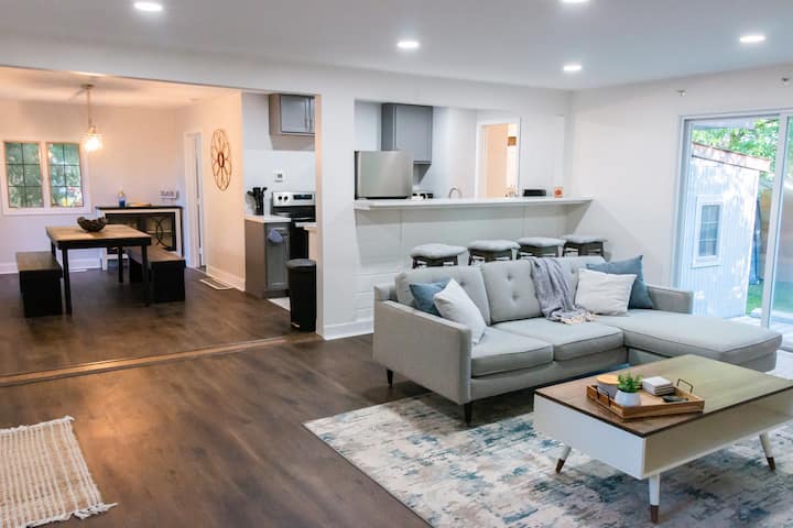 Renovated Bungalow Minutes From Campus, Sleeps 5! - Ann Arbor, MI